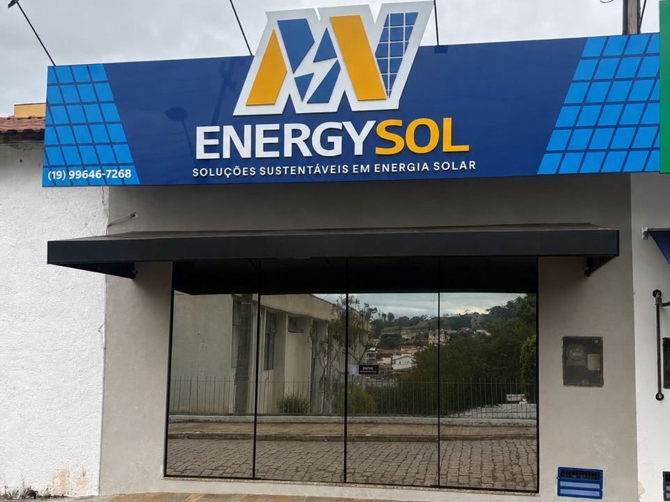 Fachada da sede da MV EnergySol, com o logo, no Centro de São José do Rio Pardo