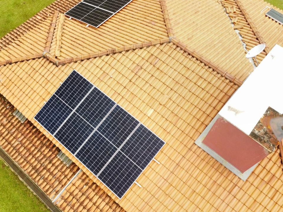 Placas solares instaladas pela MV EnergySol no telhado cerâmico de uma casa